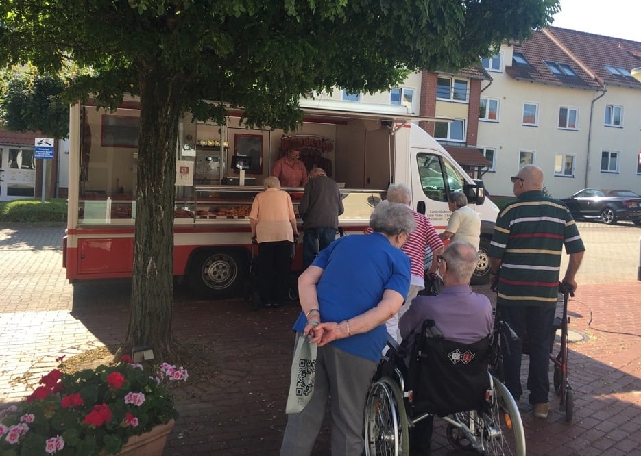 Schlange am Verkaufswagen der Landschlachterei Bremer