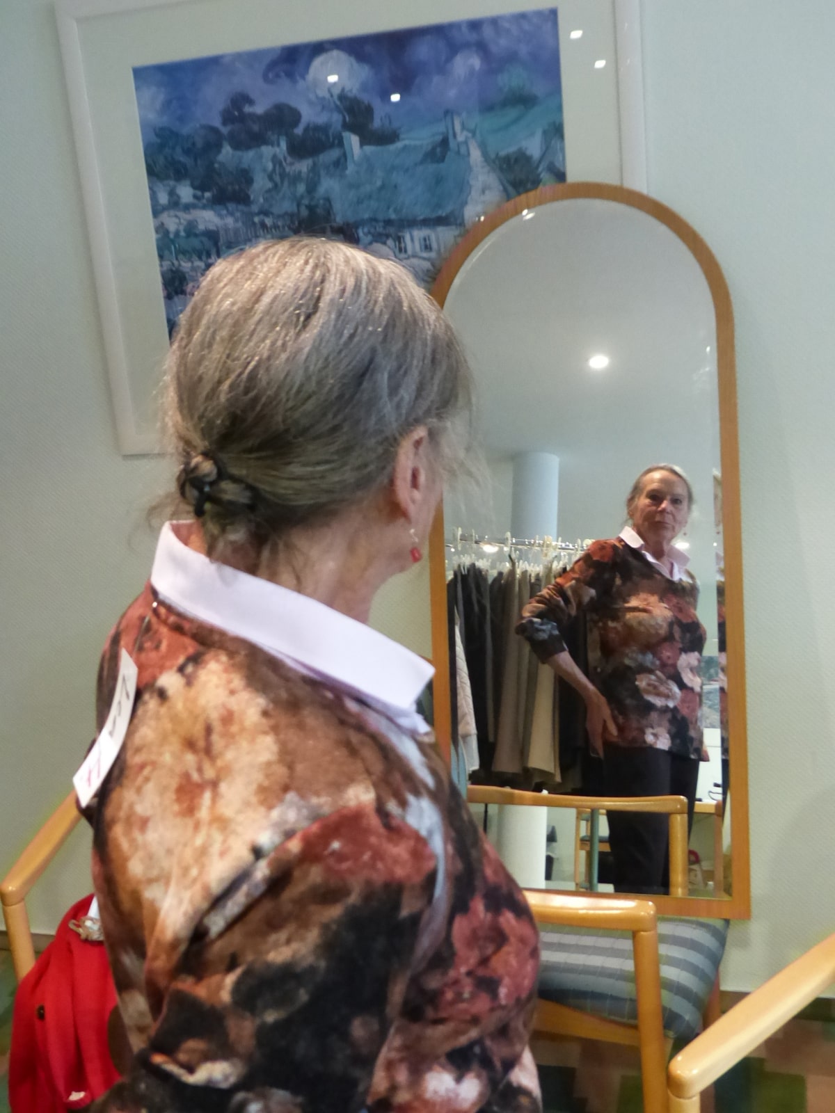 Seniorin probiert Kleidung an Anprobe beim Modeverkauf in der Residenz Am Lindenberg in Salzgitter-Thiede