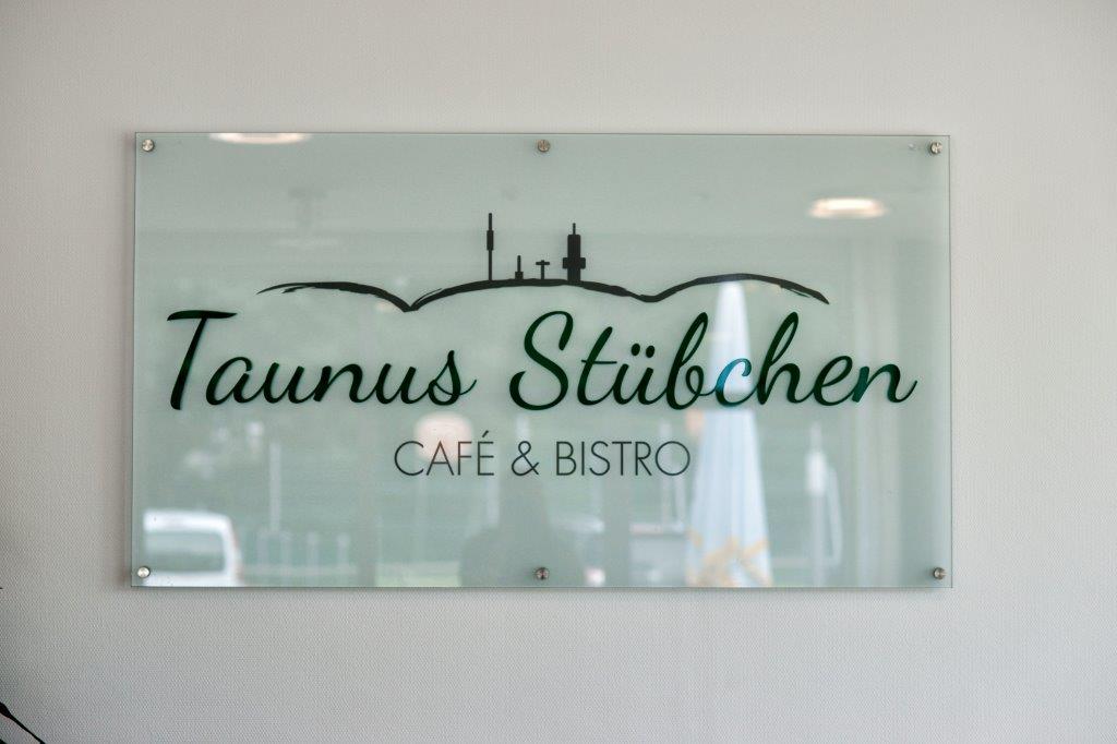 Schild des Cafés "Taunus Stübchen" im Seniorenzentrum AGO Schmitten