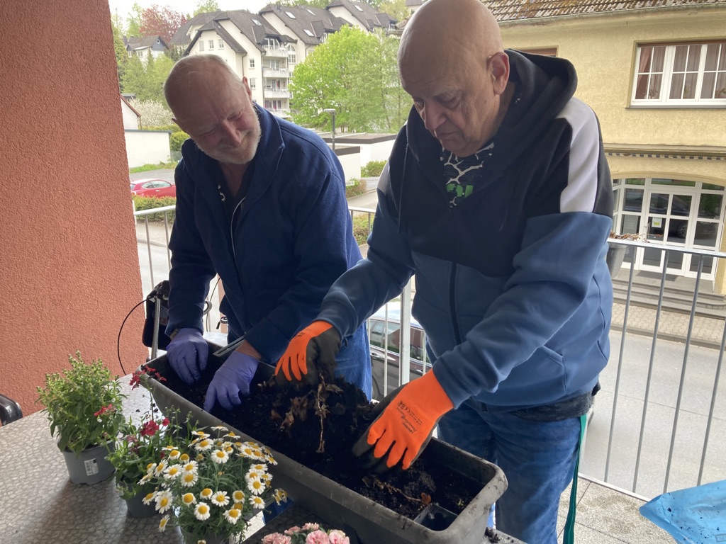 Bewohner des Altenheims Sundern pflanzen für ihren Balkon Blumen ein