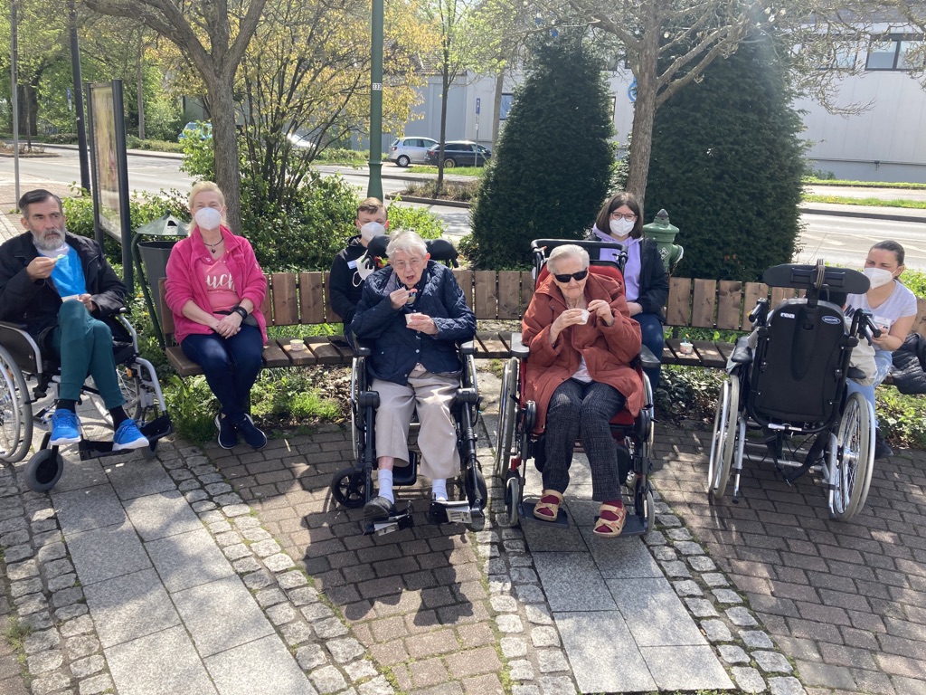 Bewohner des Pflegeheims in Sundern essen gemeinsam Eis im Freien