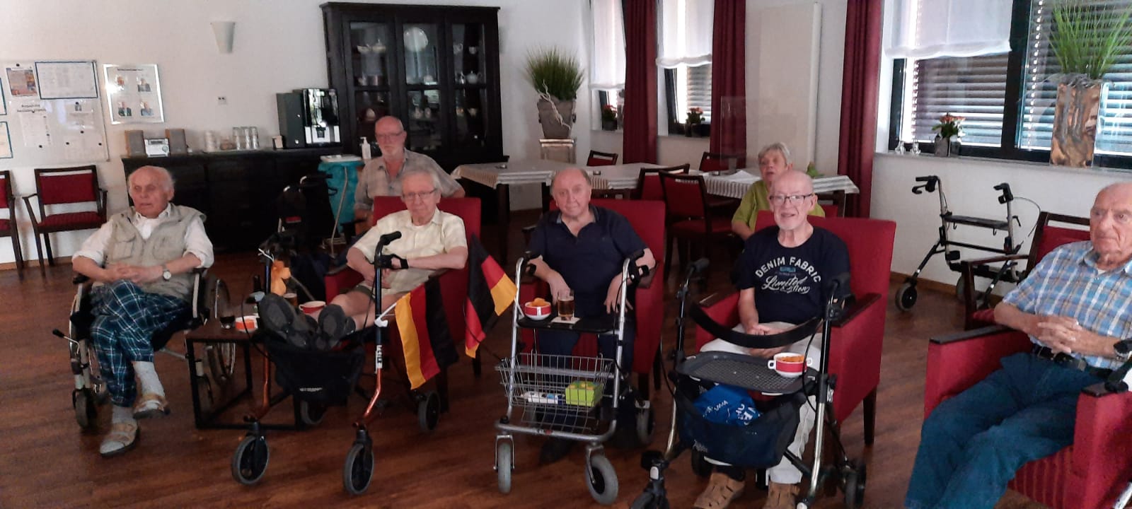 Senioren im Altenheim Sundern schauen zusammen die Fußball-EM