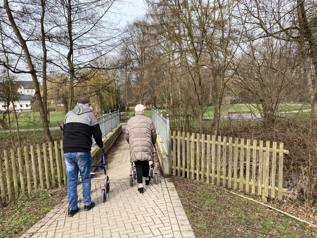 Senioren des Pflegezentrums Sundern gehen in Amecke spazieren