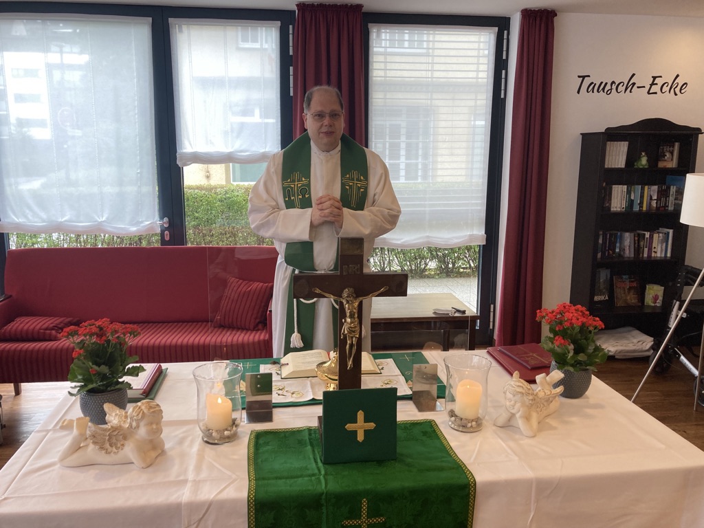 Pastor Ricke zum Gottesdienst im Pflegezentrum Sundern