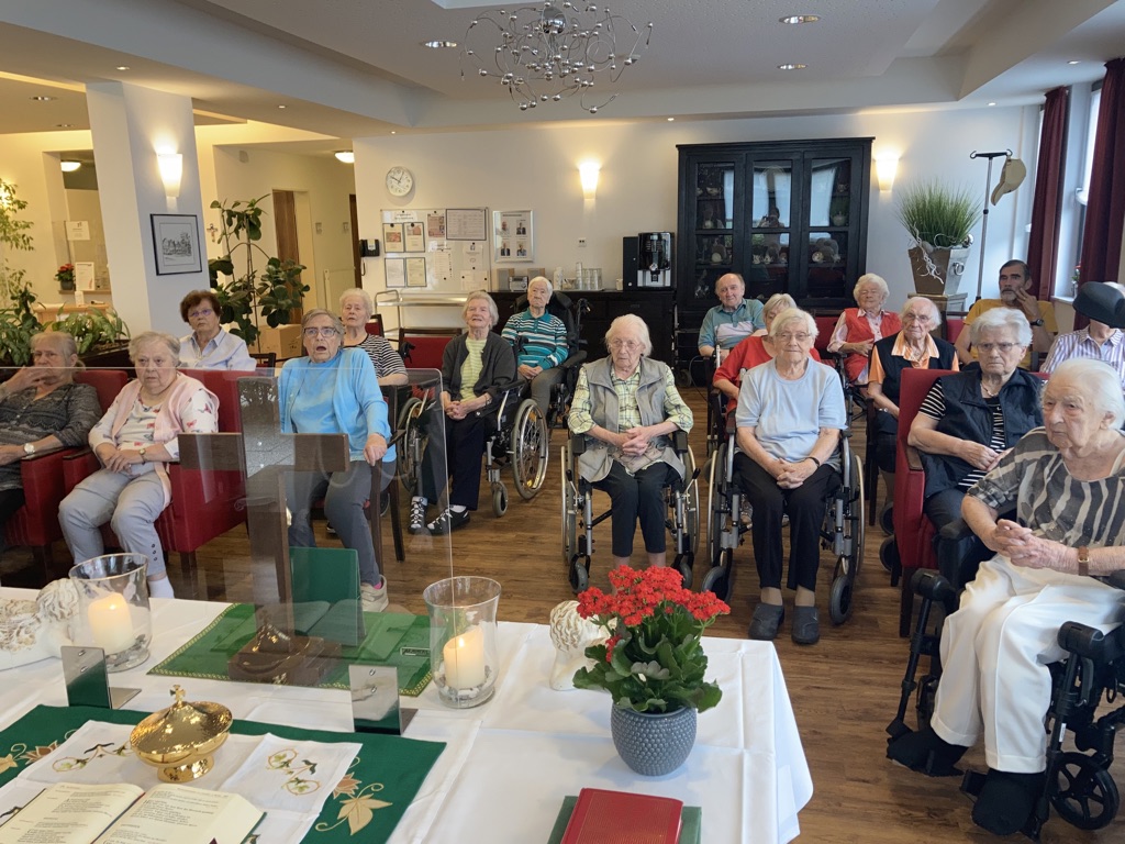 Senioren im Café des Pflegezentrums Sundern zum Gottesdienst