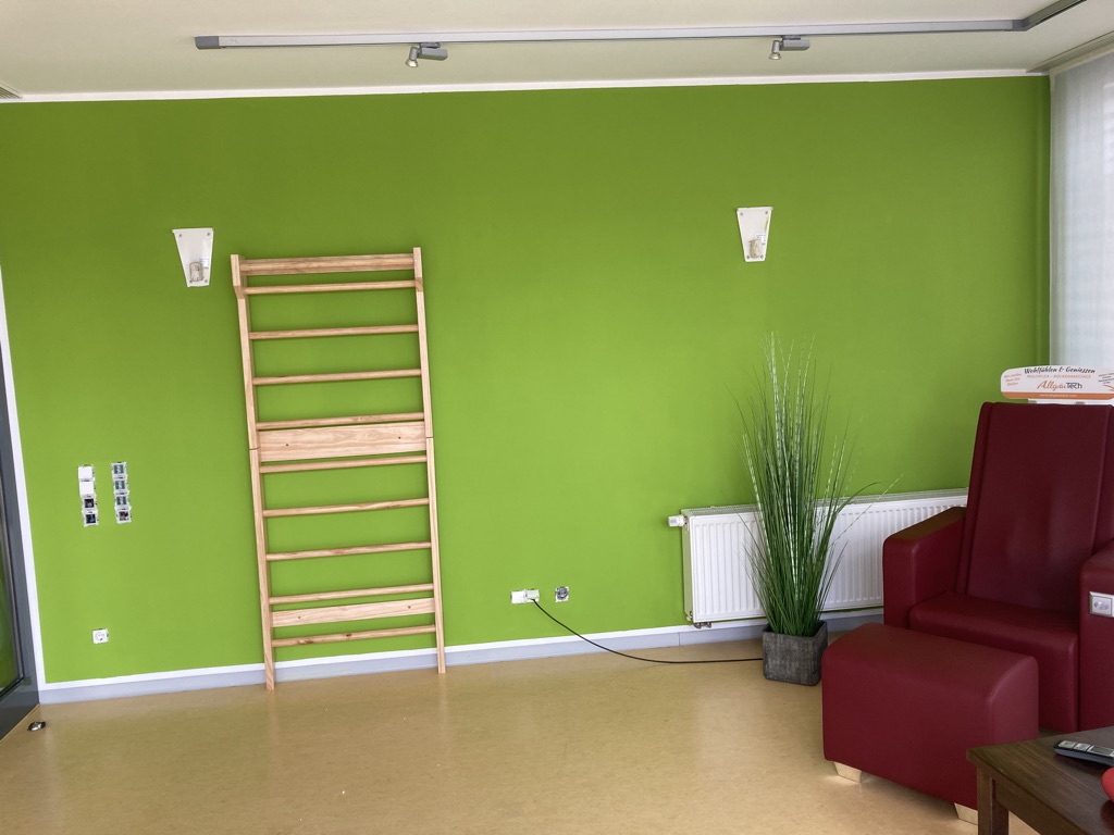 Grün bemalter Raum im Wintergarten des Pflegezentrum Sundern mit Sprossenwand und Wellness-Sessel nach Umbau