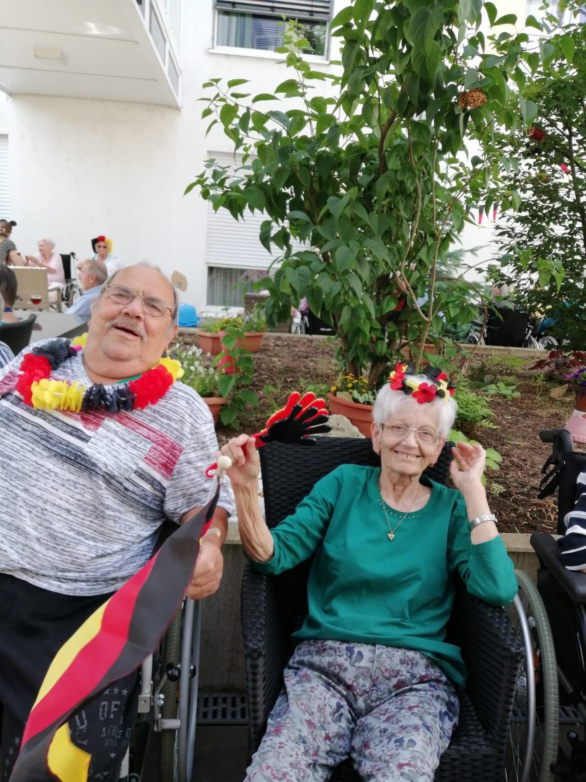 Bewohner des Seniorenheims AGO Trier geschmückt in Deutschland-Farben