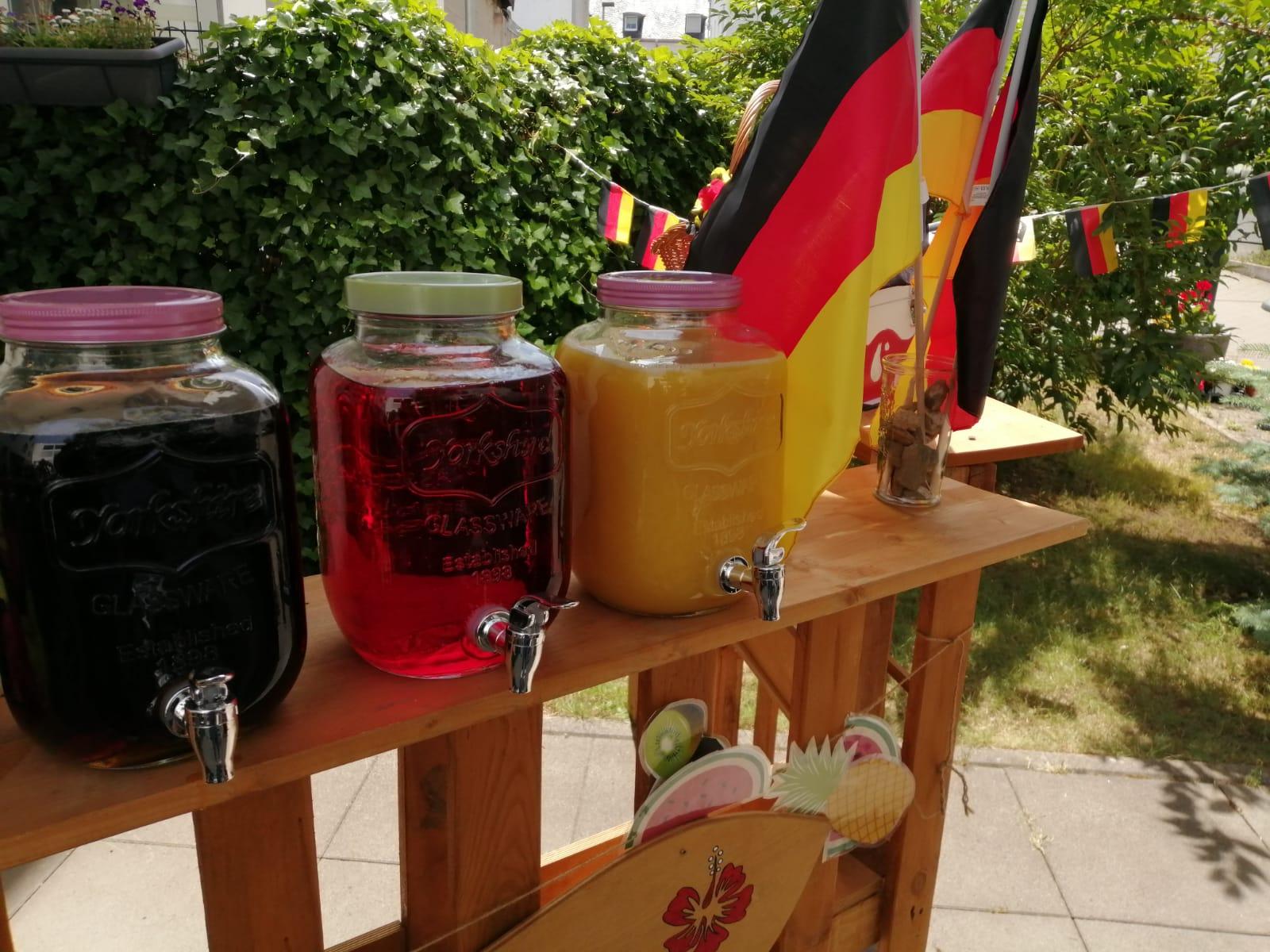 Getränke in Schwarz-Rot-Gold zur EM-Feier des Pflegeheims AGO Trier