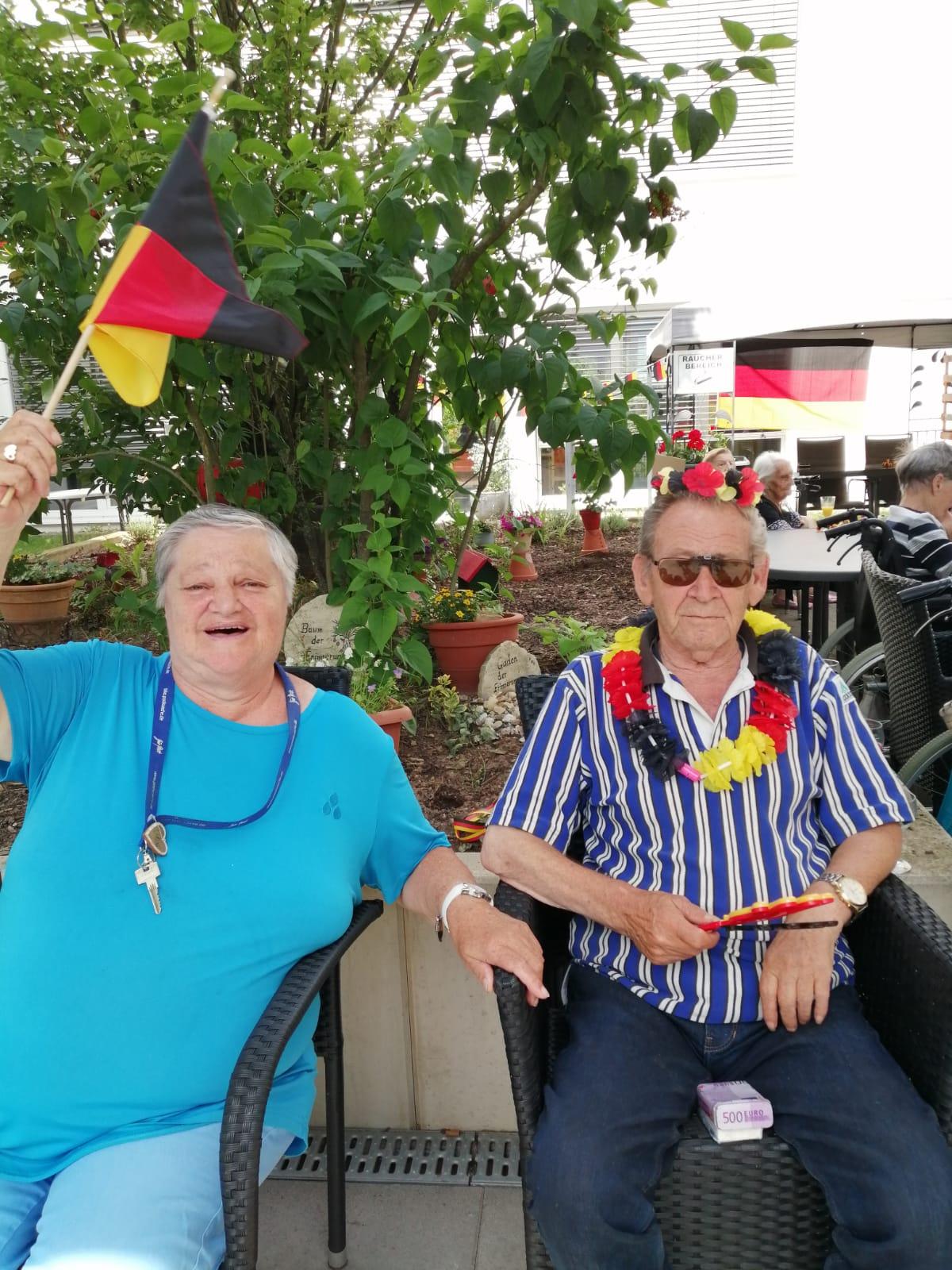 Bewohner jubeln mit Deutschland-Fahne beim EM-Schauen in der AGO Trier