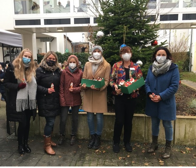 Übergabe der Geschenke für die Grundschule Euren