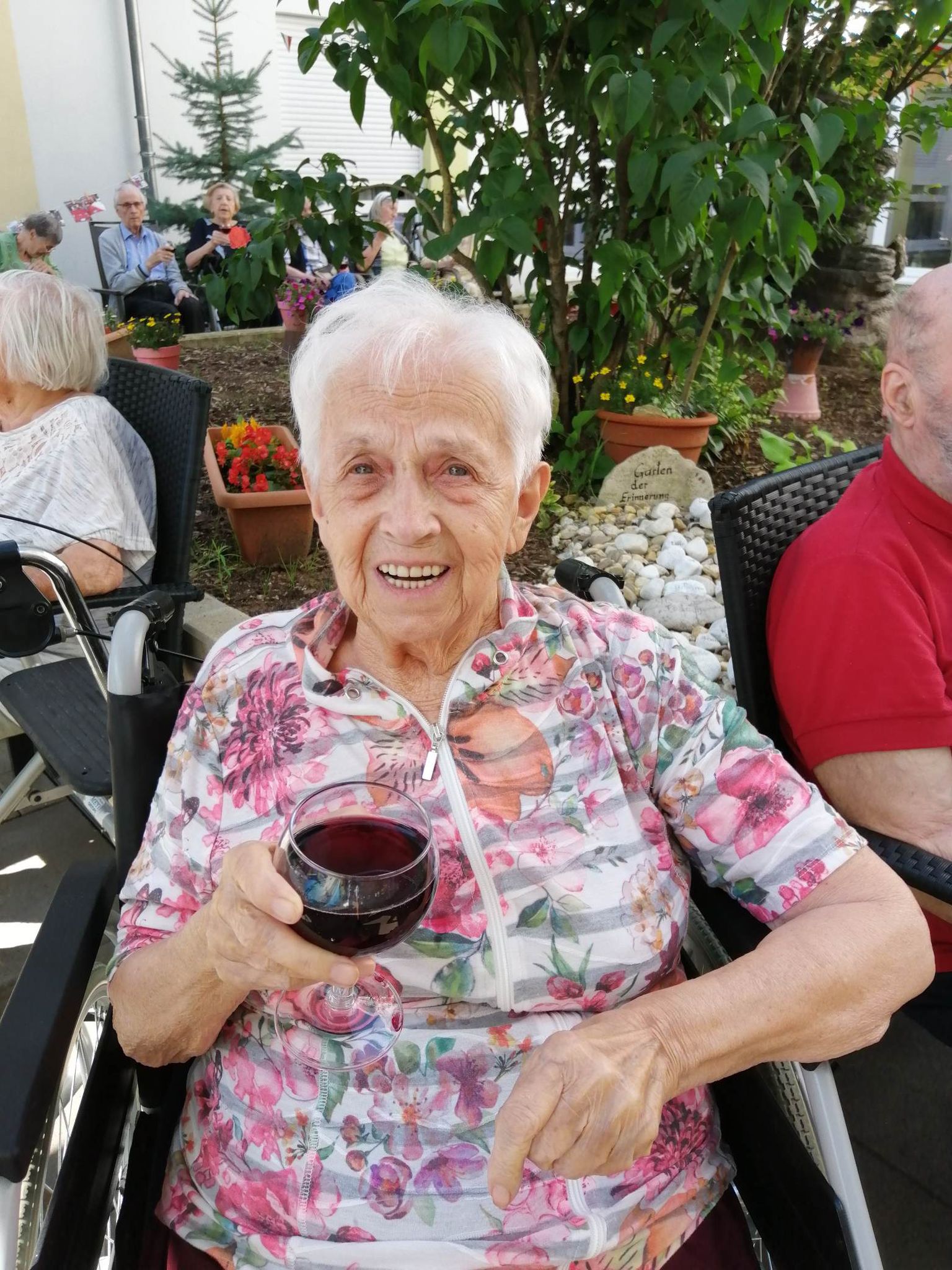 Seniorin mit Wein bei der italienischen Woche - Mailand im Seniorenzentrum AGO Trier 