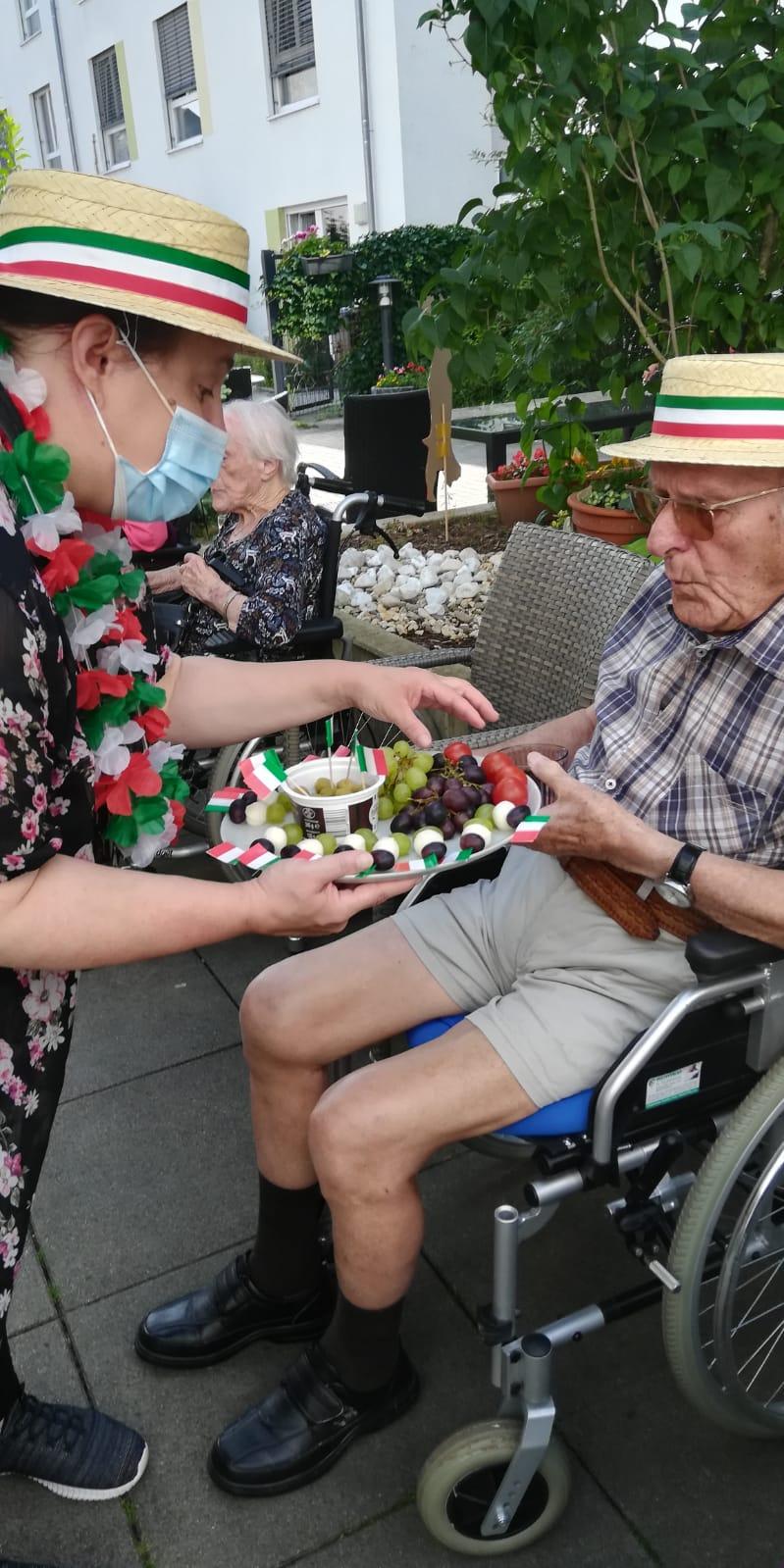 Snacks für die Bewohner bei der italienischen Woche - Toskana im Seniorenzentrum AGO Trier 