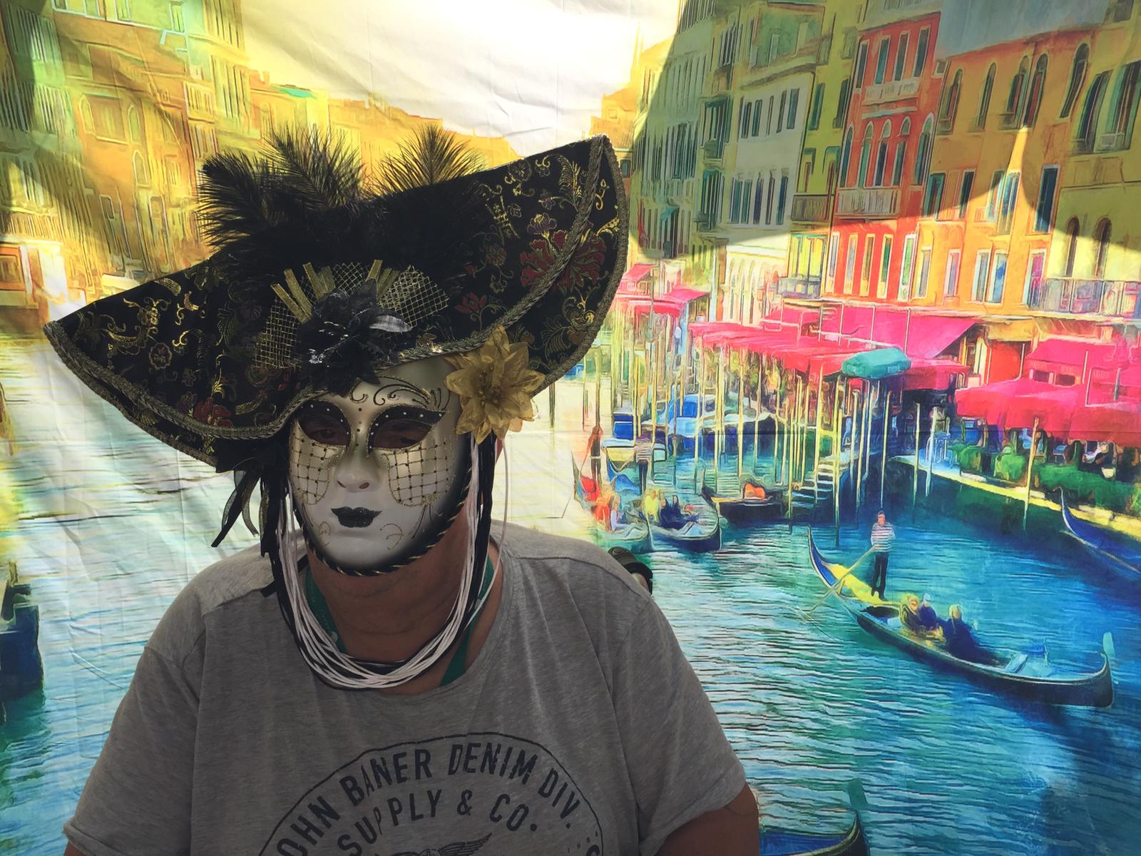 Bewohnerin mit Hut und Maske bei der italienischen Woche - Venedig im Seniorenzentrum AGO Trier 