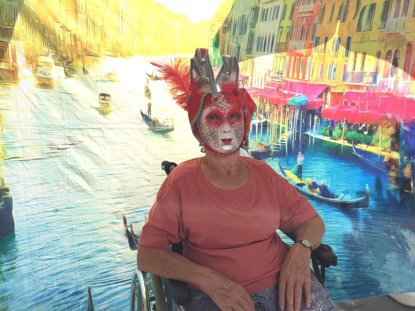 Bewohnerin mit roter Maske bei der italienischen Woche - Venedig im Seniorenzentrum AGO Trier 