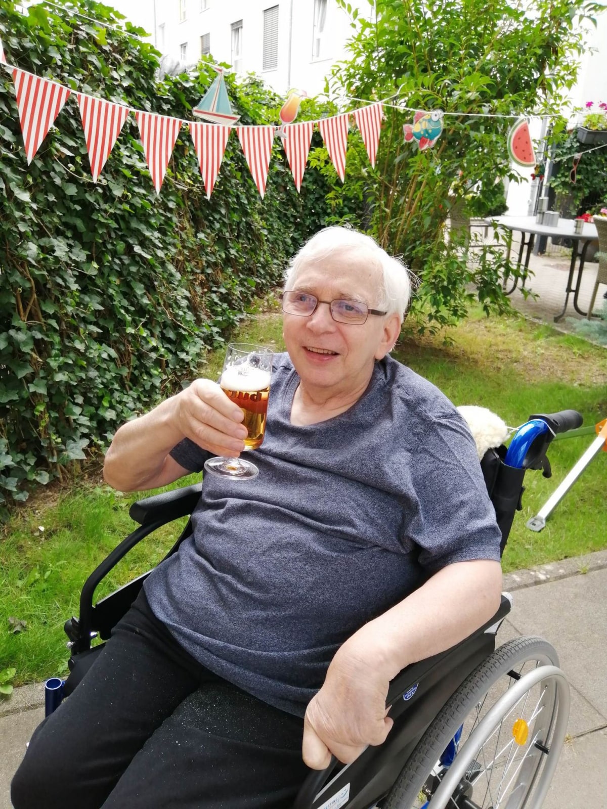 Bewohner trinkt Bier bei der Kirmes im Seniorenzentrum AGO Trier