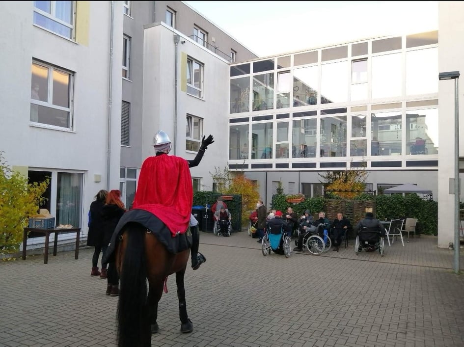 Sankt Martin besucht Senioren des Pflegeheims AGO Trier