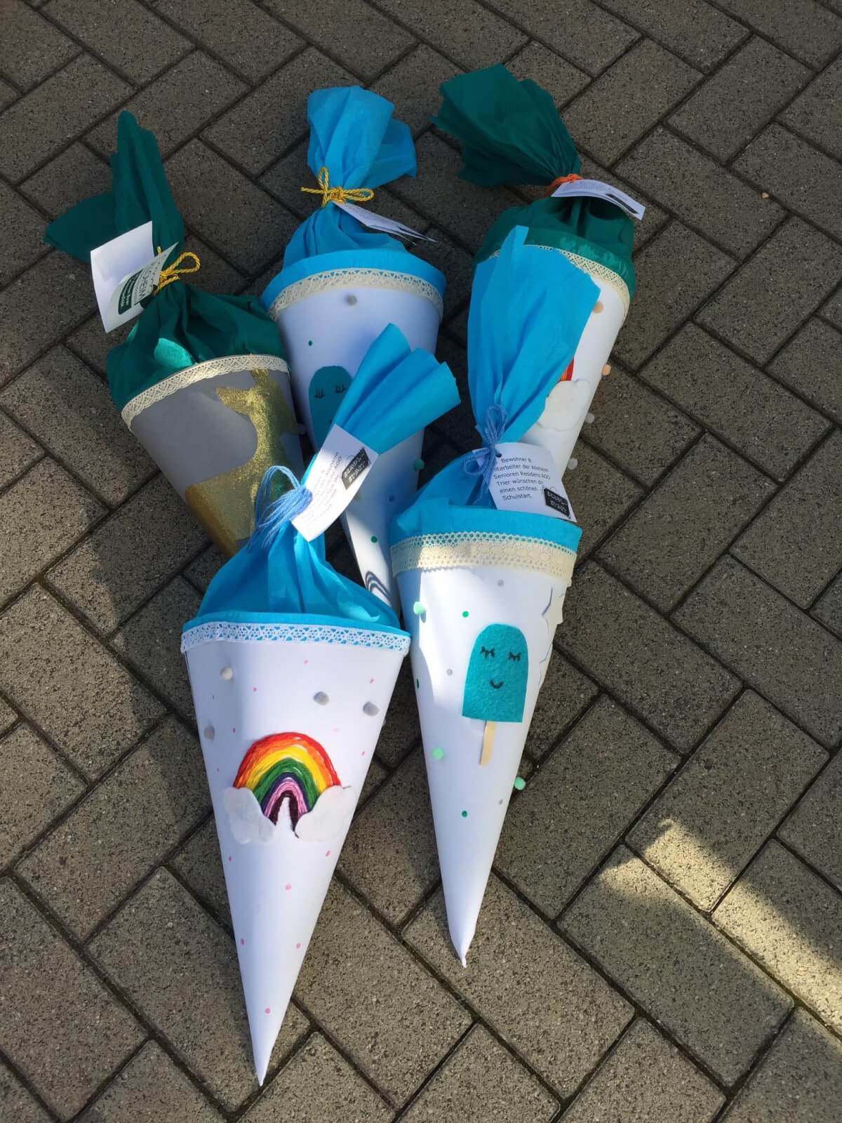 Fertig dekorierte Schultüten mit Regenbogen-Verzierung von den Bewohnern des Seniorenzentrums AGO Trier