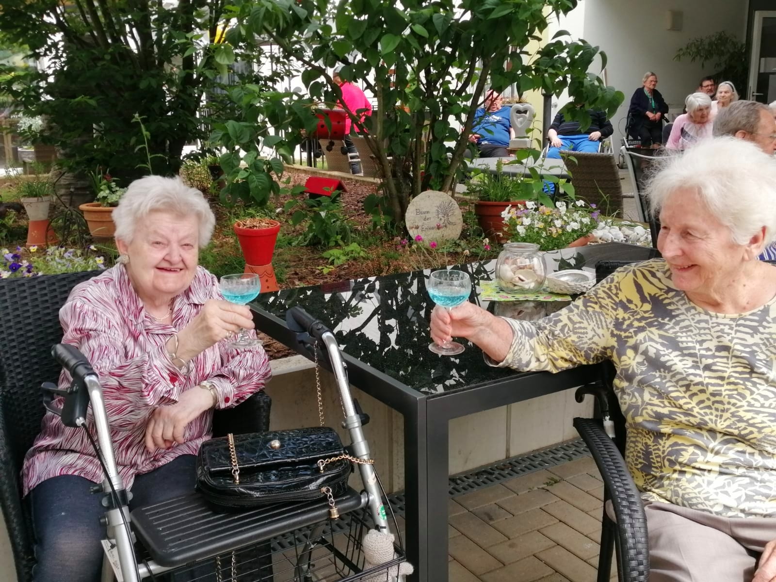 Bewohnerinnen trinken zusammen am Tag des Meeres im Altenheim AGO Trier