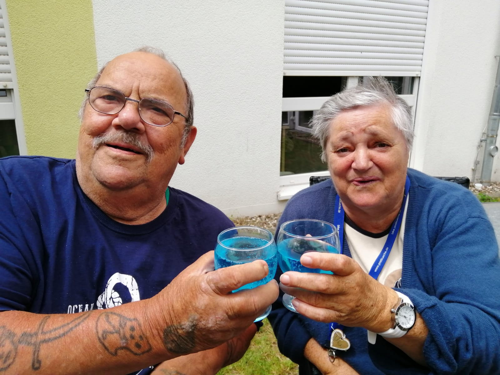 Bewohner stoßen an zum Tag des Meeres im Pflegeheim AGO Trier