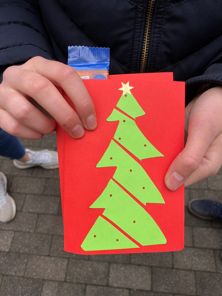 Selbstgebastelte Weihnachtsbaumkarte mit Schokolade