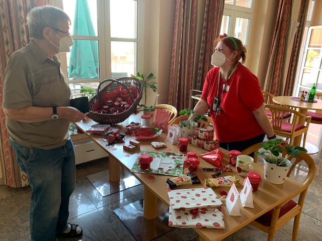 Erdbeerfest in der Jungen Pflege der Alloheim Senioren-Residenz "Casino Wetzlar"