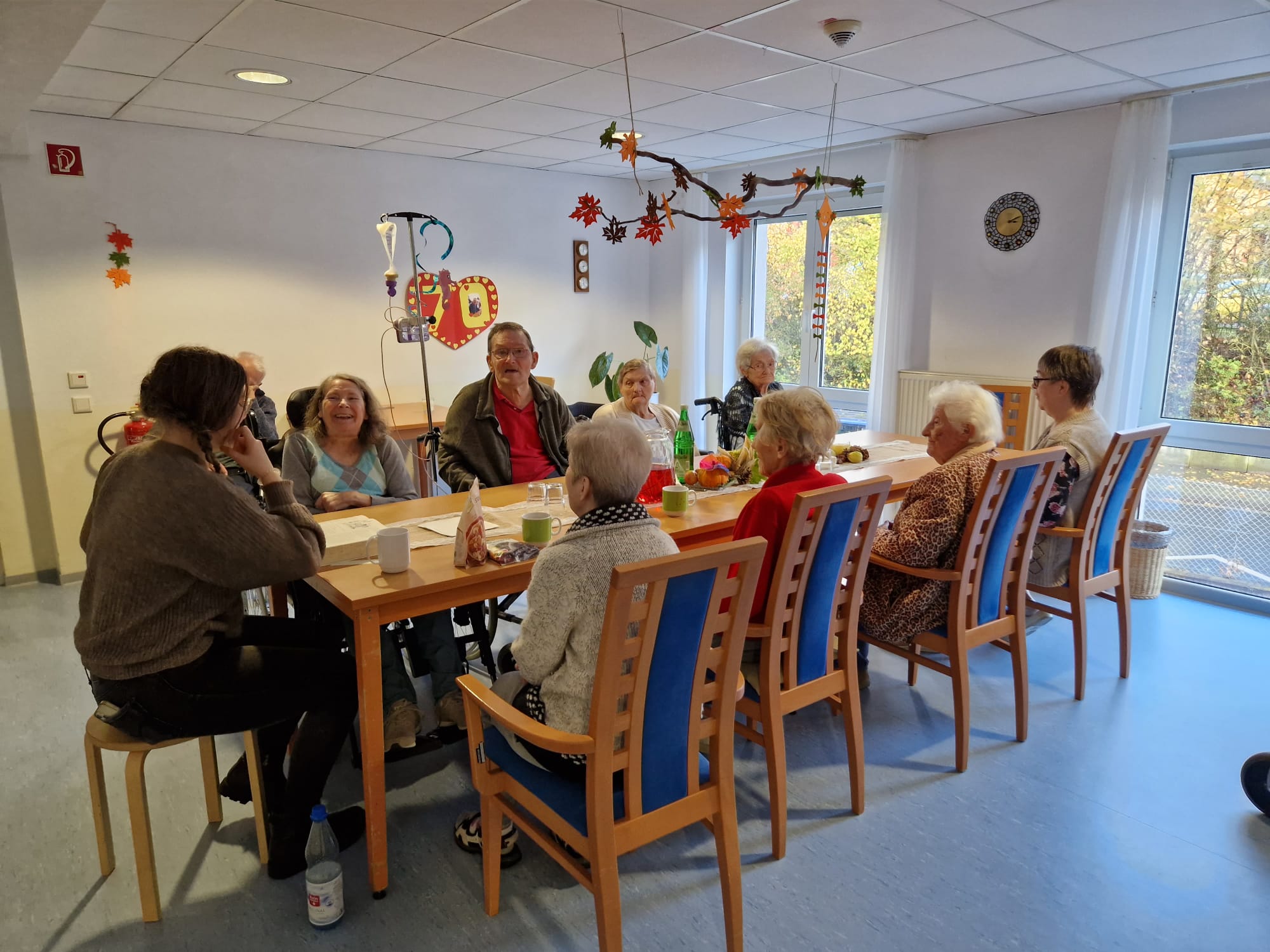 Schülerin liest Bewohnern vor