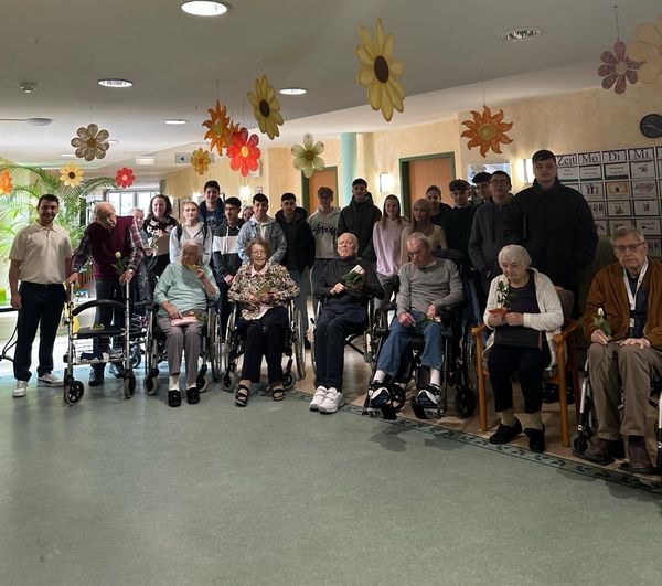 Schüler der August Bebel Schule aus Wezlar in der Alloheim Seniorenresidenz Lahnblick