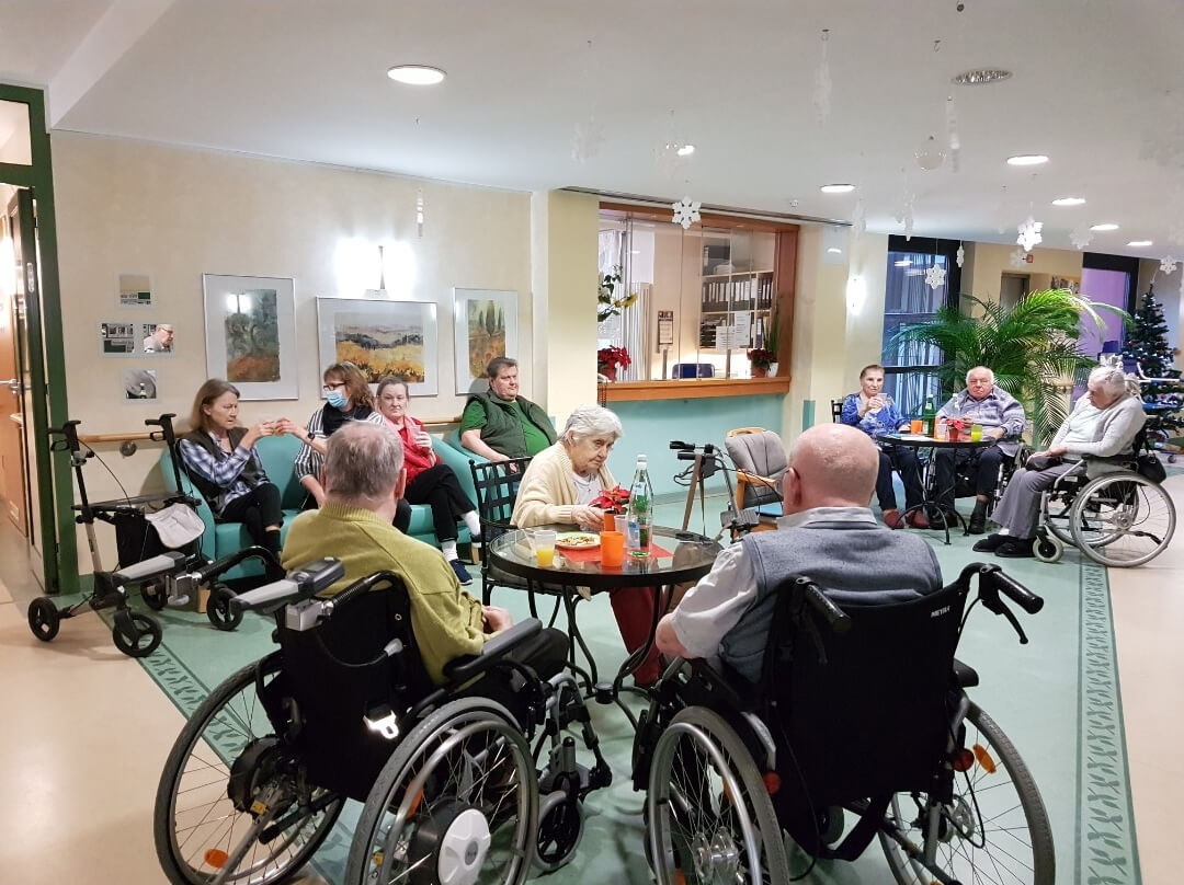 Bewohner des Seniorenheims "Lahnblick" in Wetzlar beim gemeinsamen Neujahrsumtrunk