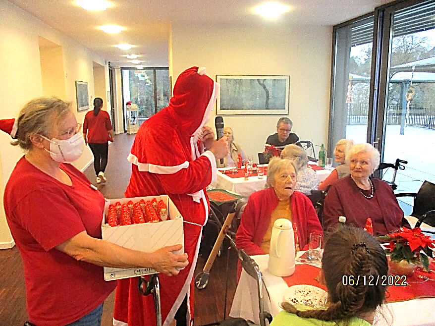 Nikolaus zu Besuch im Seniorenheim "Philosophenweg" in Wetzlar