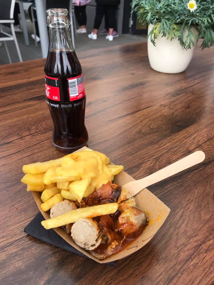 Currywurst mit Pommes und Cola zum Tag der Pflege im Seniorenheim Wuppertal
