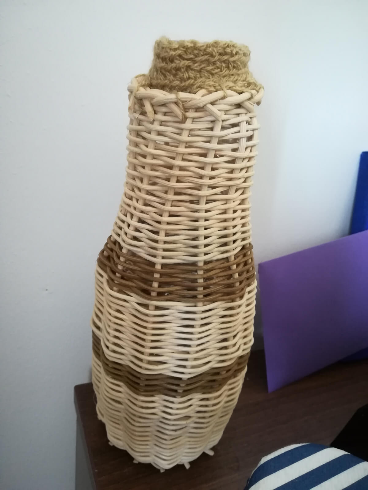 Selbstgebastelte Blumenvase einer Bewohnerin des Seniorenheims Zwenkau