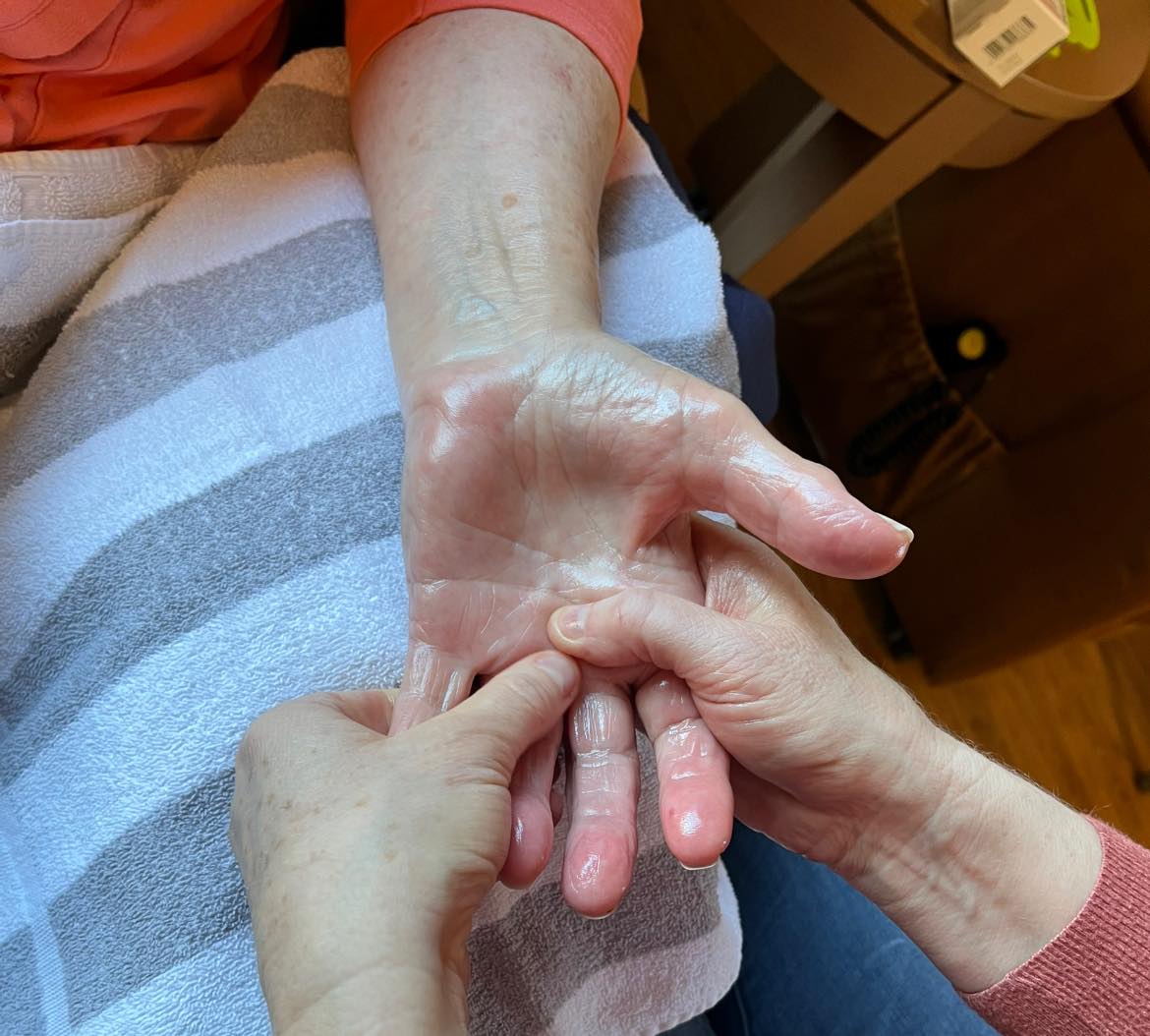 Massage der Hände in der Tagespflege Im Kaiserviertel in Dortmund