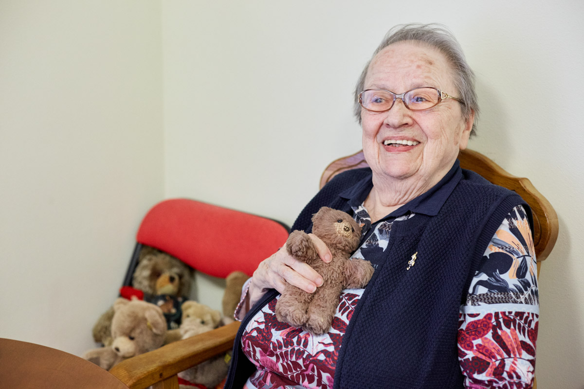 Rosemarie Götze Portrait mit Teddybär