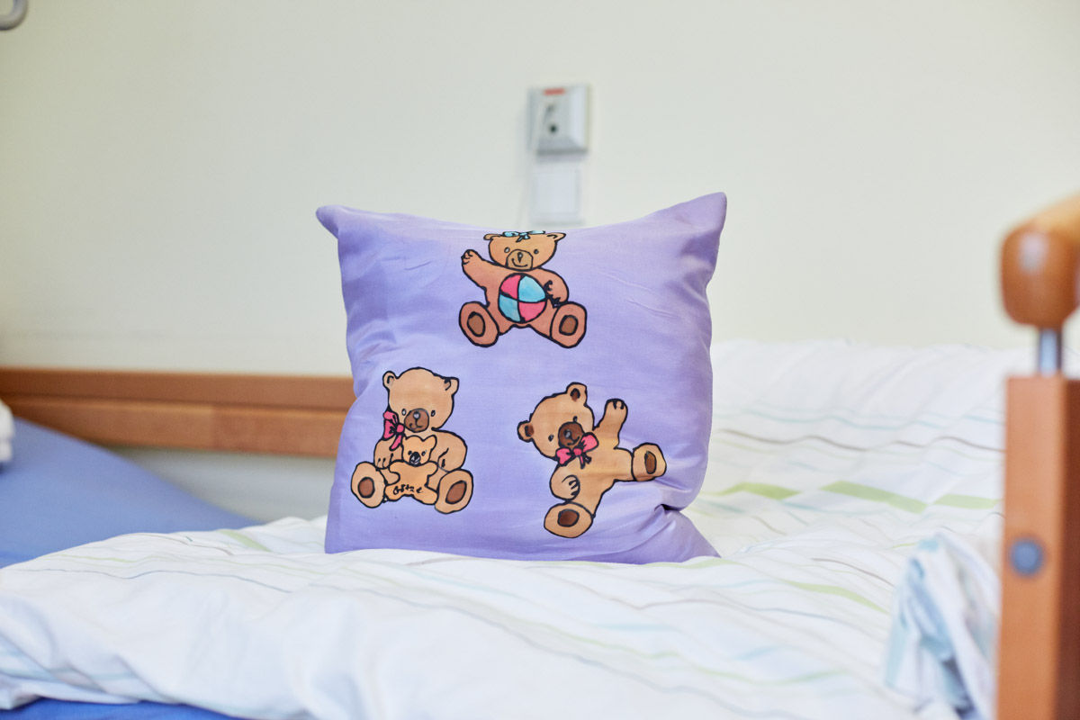 Teddybären-Kissen aus Seidenmalerei von Rosemarie Götze in einer Alloheim Pflegeeinrichtung
