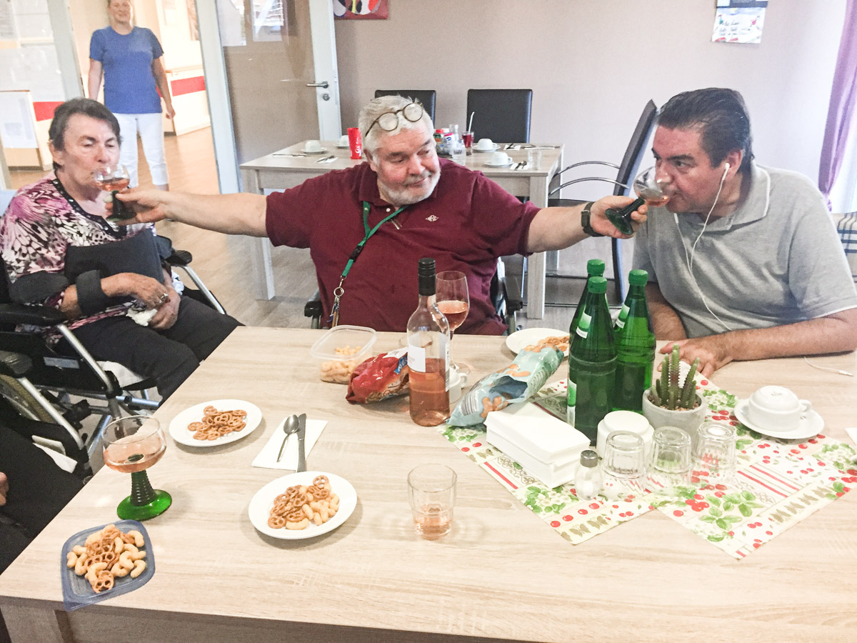 Senioren genießen einen Wein beim kulinarischen Abend in der Alloheim Senioren-Residenz in Koblenz