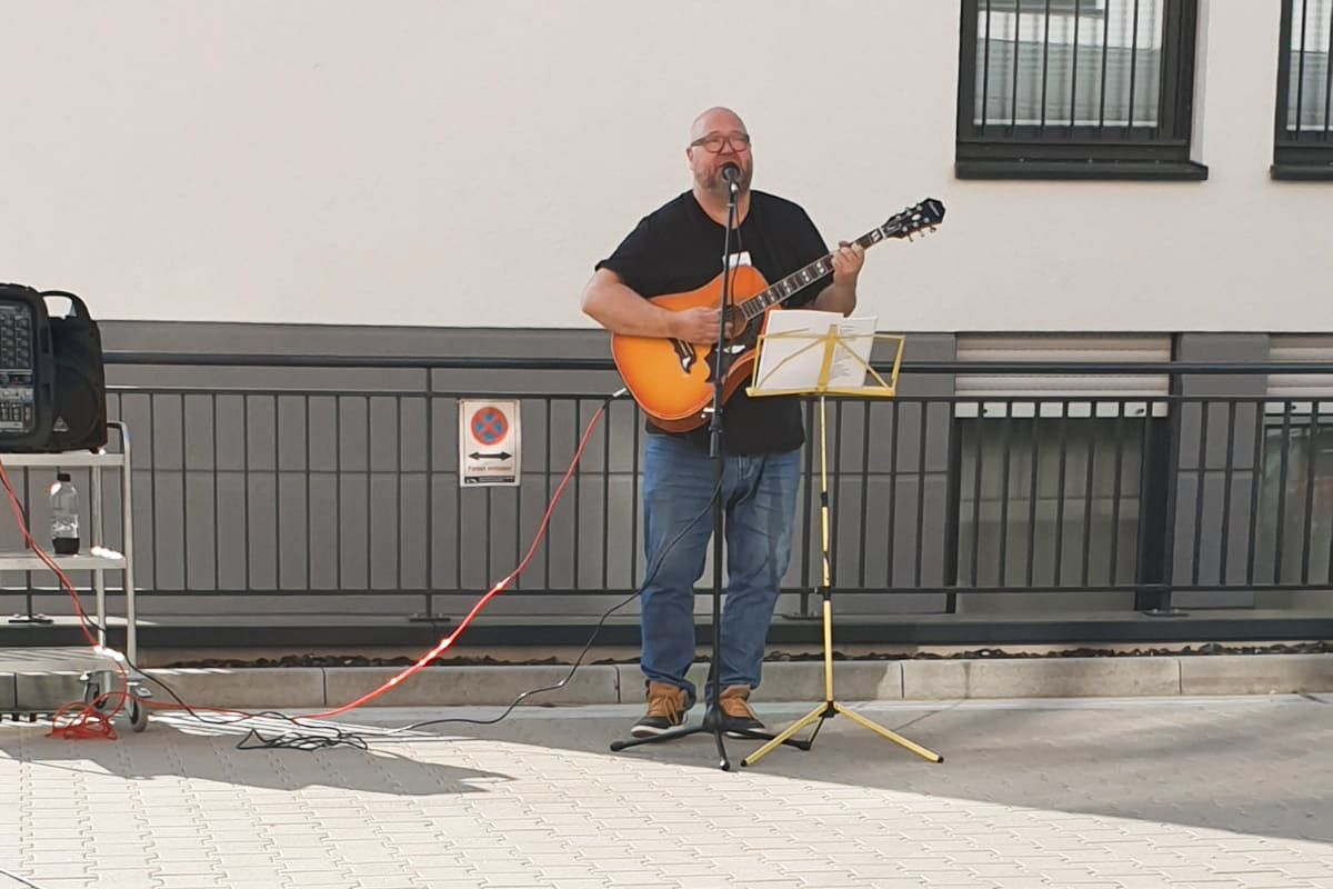 Kai von Lünenschloß gibt Fassadenkonzert vor der Alloheim Senioren-Residenz in Wuppertal