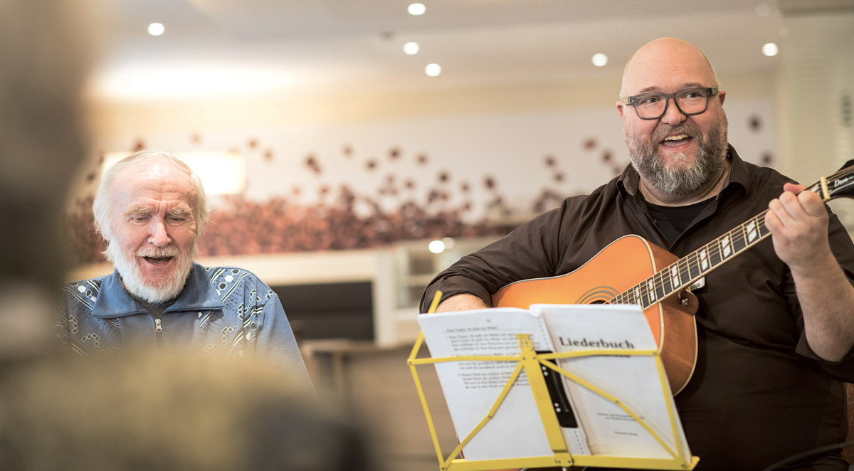 Kai von Lünenschloß spielt Gitarre in der Musiktherapiegruppe der Alloheim-Seniorenresidenz Wuppertal
