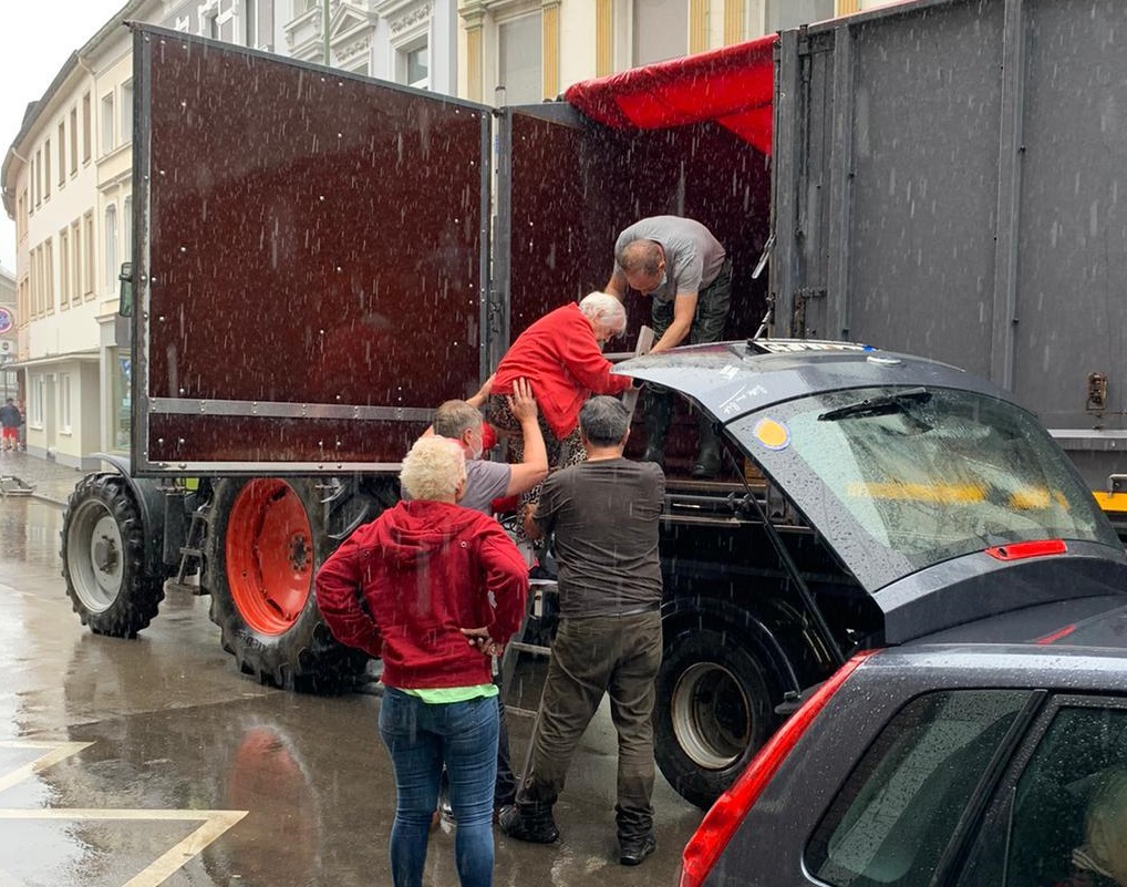 Anhängertraktor transportiert Bewohner des Senotel Seniorenheims in Eschweiler aufgrund von Hochwasser