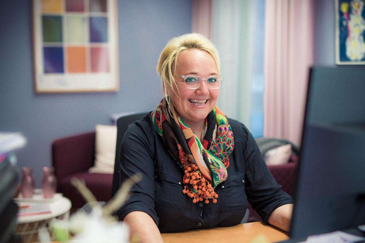 Residenzleitung Mirjam Schneider-Jung in ihrem Büro in der Alloheim Senioren-Residenz „Kruppstraße“ in Düsseldorf