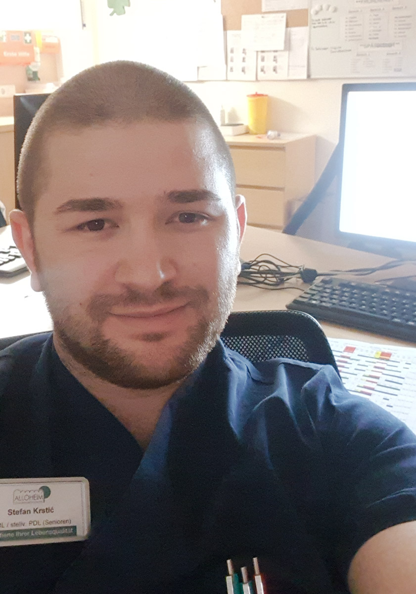 Selfie von Stefan Krstic bei seiner Arbeit in einer Alloheim Senioren-Residenz