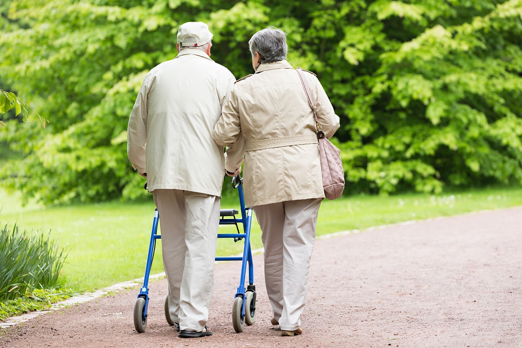 Senioren-Paar spaziert im Freien