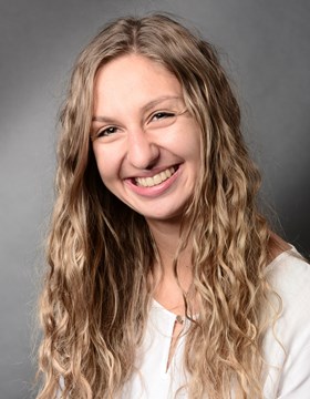 Portraitfoto von Dana Mühlenbeck, stellvertretende Residenzleitung der Pflegeresidenz Siloah in Wolfertschwenden