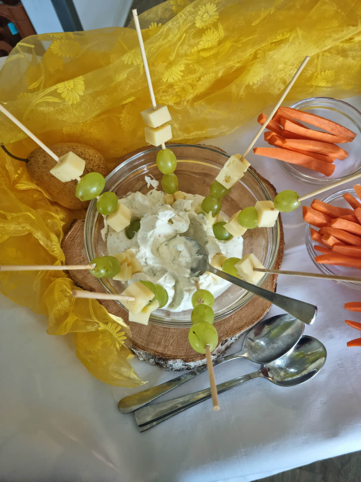 Trauben-Käse-Spieße mit Quark als Fingerfood bei Demenz