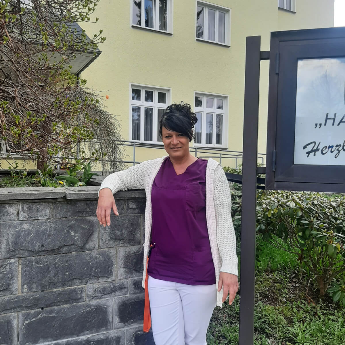 Wohnbereichsleiterin Sandra Lein vor der Alloheim Senioren-Residenz "Haus am See" in Bad Elster