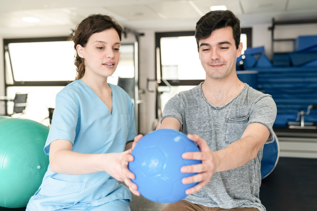 Bewohner der jungen Pflege einer Alloheim Pflegeeinrichtung in Therapie mit Ergotherapeutin