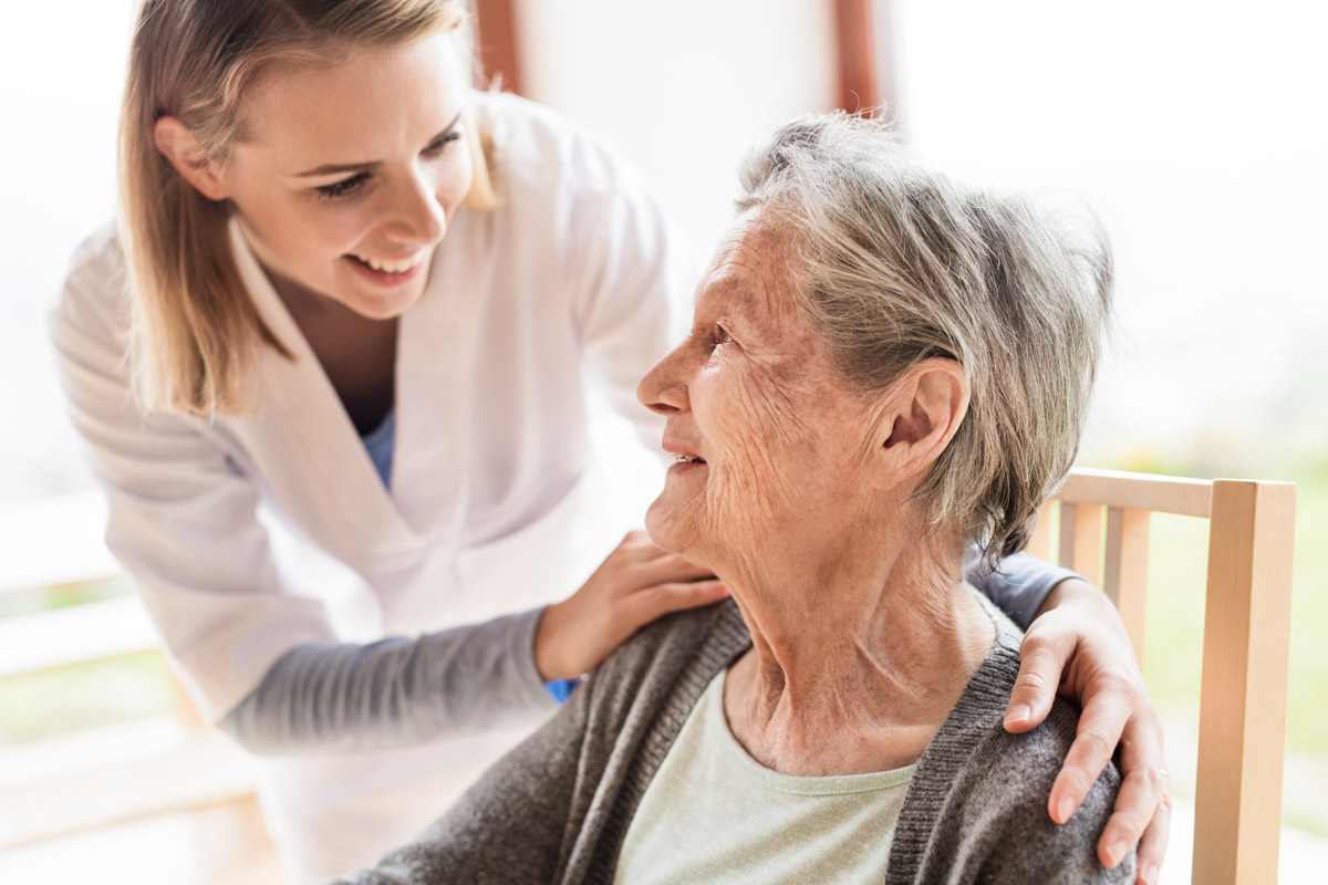 Pflegekraft versorgt Seniorin zeitweise im Rahmen der Verhinderungspflege bei Alloheim Senioren-Residenzen
