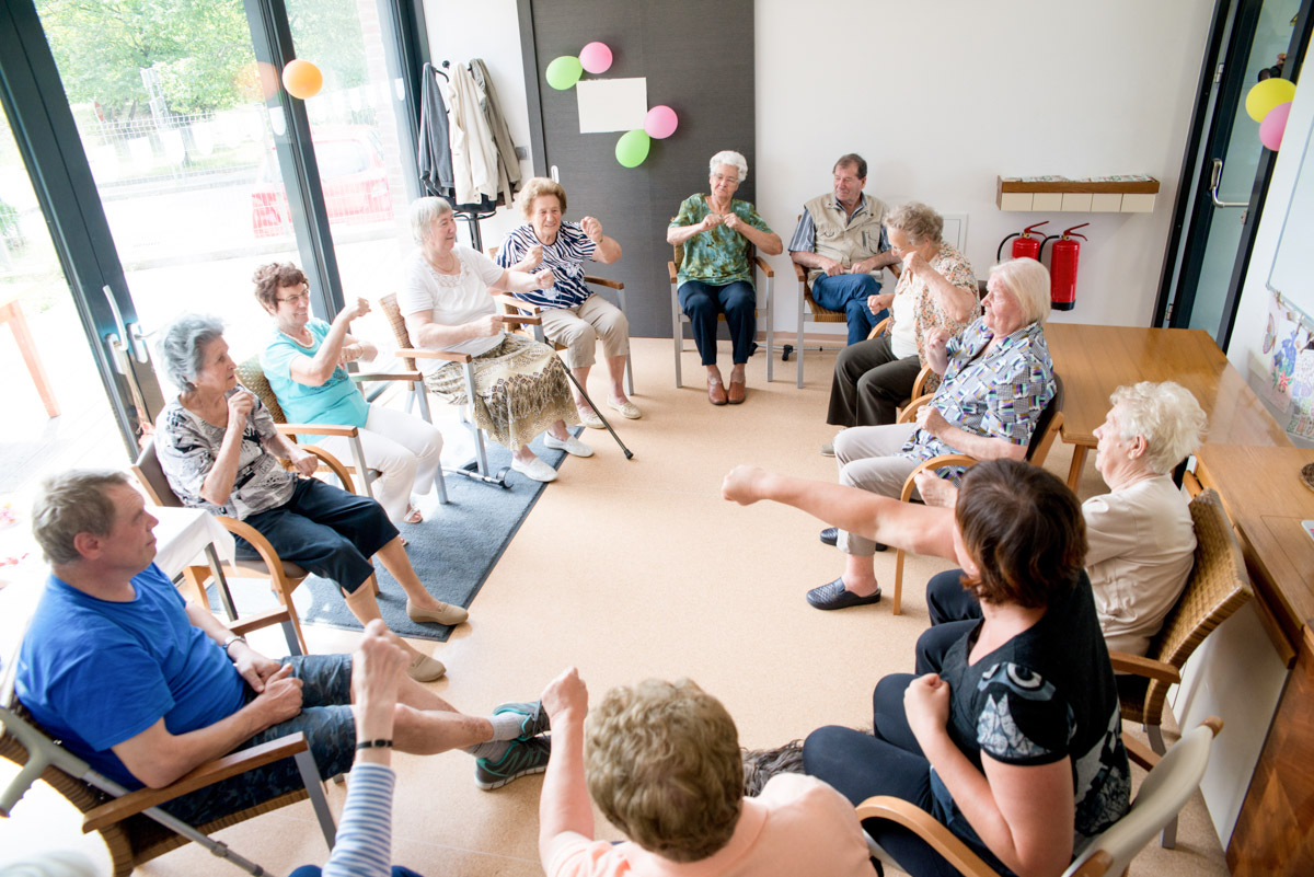 Senioren im Stuhlkreis bei einer Gruppentherapie in einem Alloheim Altenheim