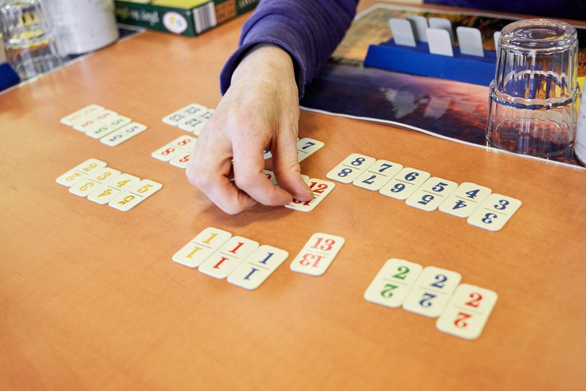 Bewohnerin eines Alloheim Pflegeheim spielt ein Gesellschaftsspiel