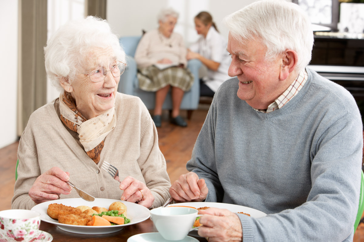 Senioren-Ehepaar isst gemeinsam in einem Alloheim Pflegeheim