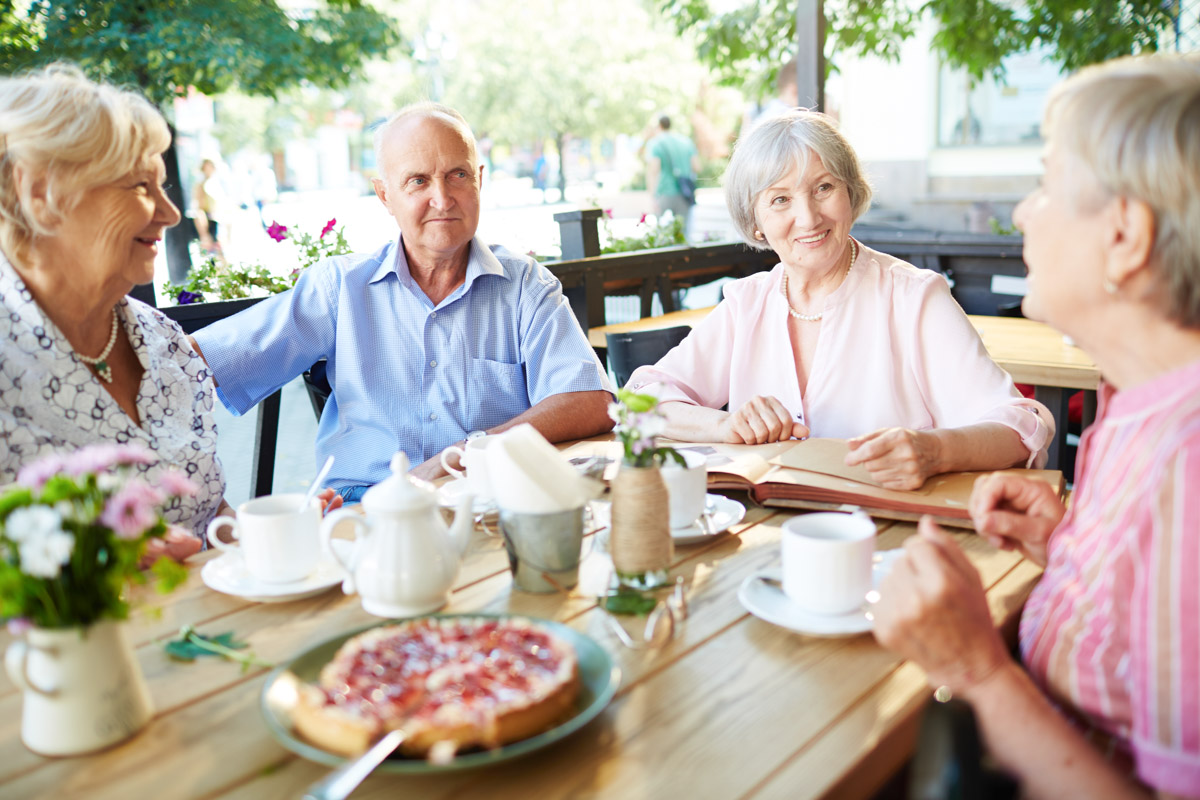 Gäste beim Kaffee und Kuchen in einem Café einer Alloheim Senioren-Residenz